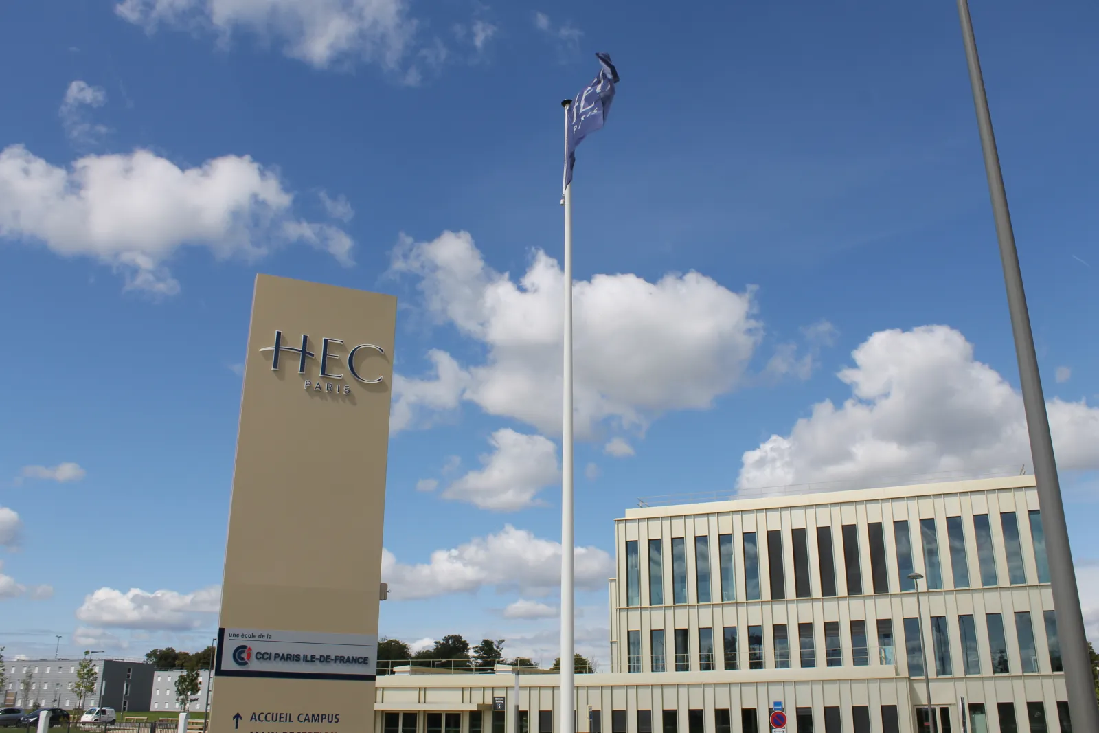 HEC Paris campus